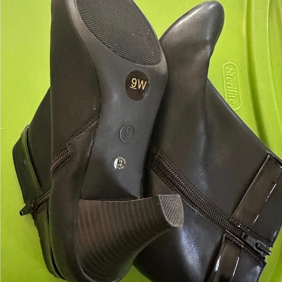 Black low heel ankle boot - Picture 2 of 4